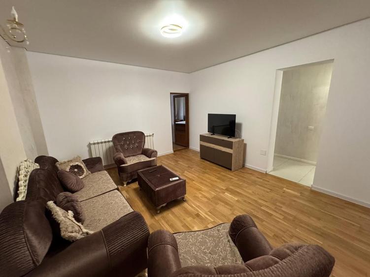 De închiriat apartament 3 camere 80 mp + curte privata 50 mp