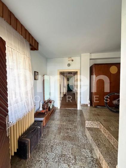Casa de vanzare cu 446 mp teren si garaj, situata in zona centrala