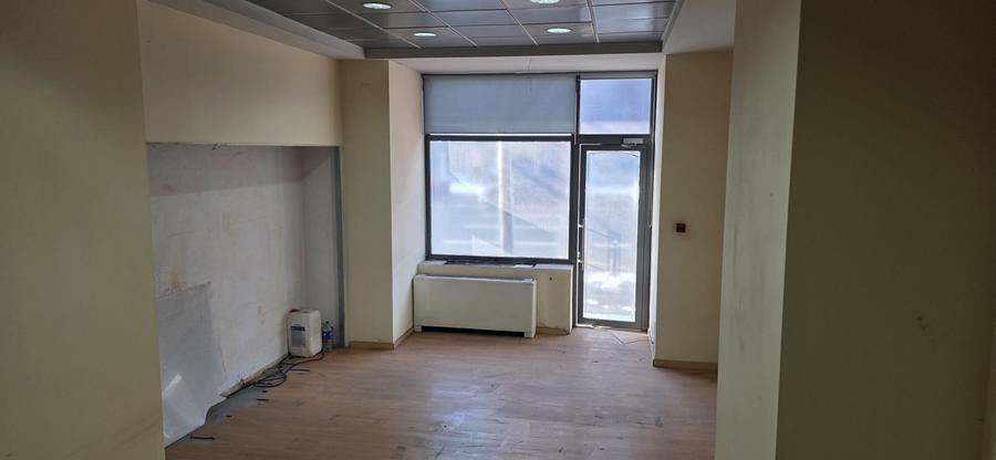 Universitate, spatiu comecial cu vad intens