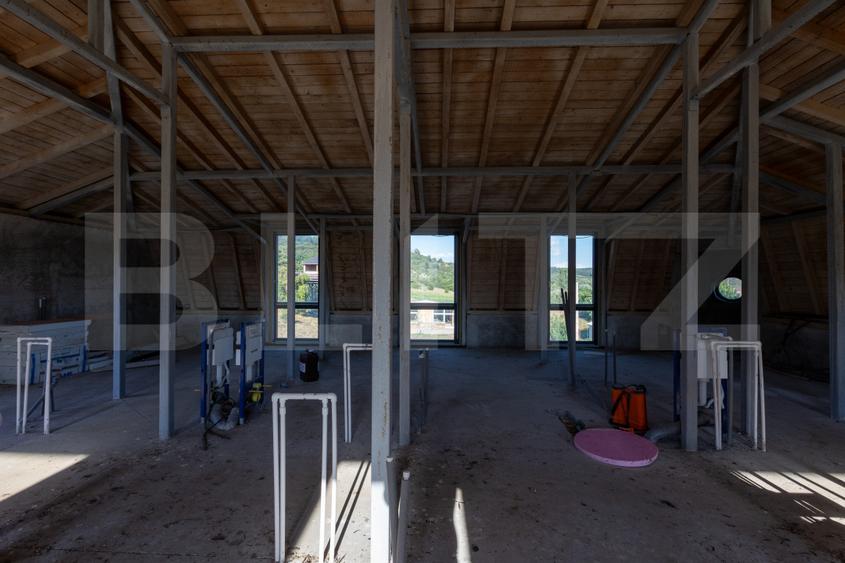 Pensiune 11 camere, cramă, terasă închisă, teren 15.073mp, zona Leamna