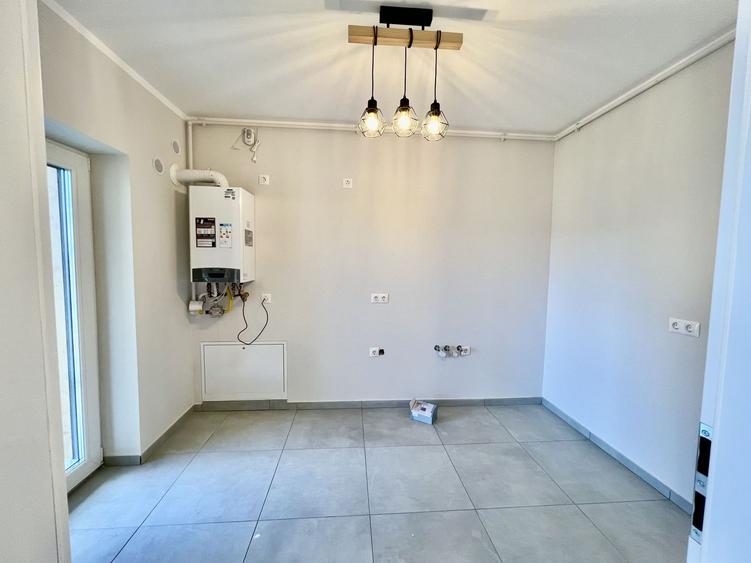 Garsonieră decomandată, cu balcon,  jaluzele electrice, la etajul 1