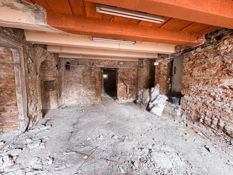 Apartament 2 Camere 80 mp UTILI De Renovat Str. Lunga