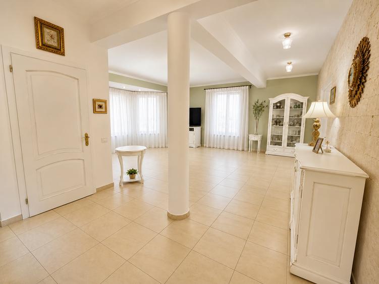 Vila spatioasa de vanzare 7 camere cu gradina amenajata si terasa spectaculoasa