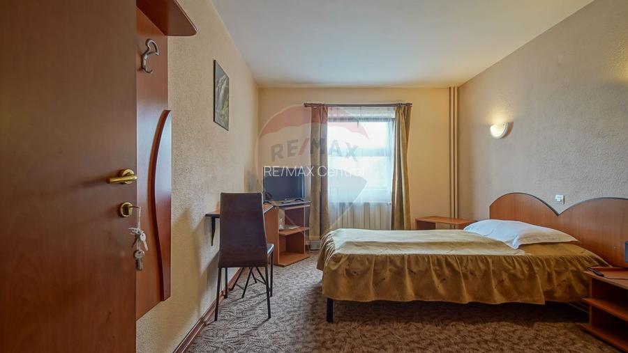 Comision 0 %! Pensiune cu 12 camere de vânzare, str. De Mijloc! - 13