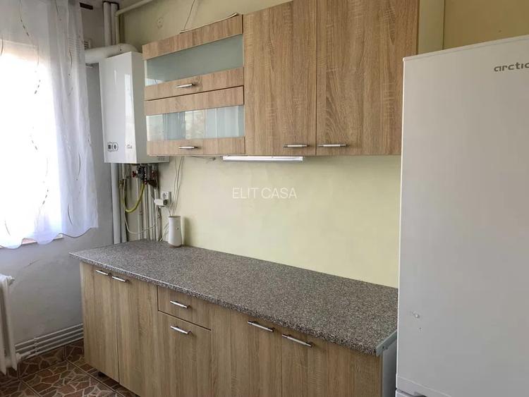 Apartament 2 camere, etajul 3/4, zona Podu Ros - 5