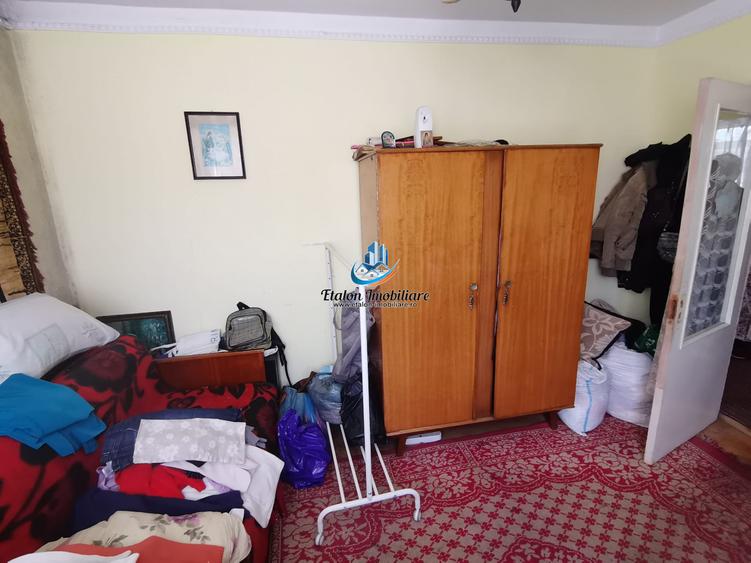 Apartament 3 camere semidecomandat cu 1 baie si 2 balcoane situat la etajul 5 in