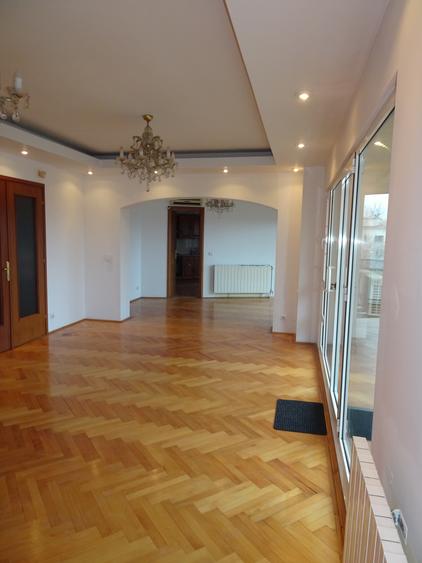 Bloc tip Boutique, constr.2000, cu 2 intrari si parcare subterana