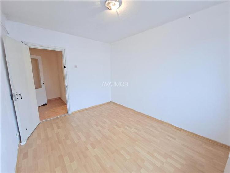Apartament 3 camere semidecomandat, zona Milcov - 15