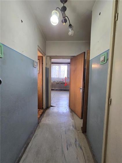 Garsoniera in bloc mixt- Metrou OBOR
