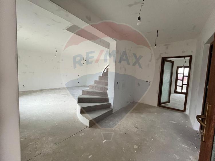 Investitie/Vanzare- Vilă cu 5 camere la 45 minute de Bucuresti