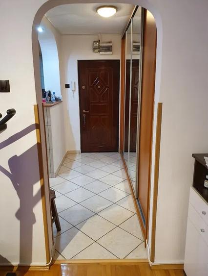Apartament 3 camere - semidecomandat - Trapezului