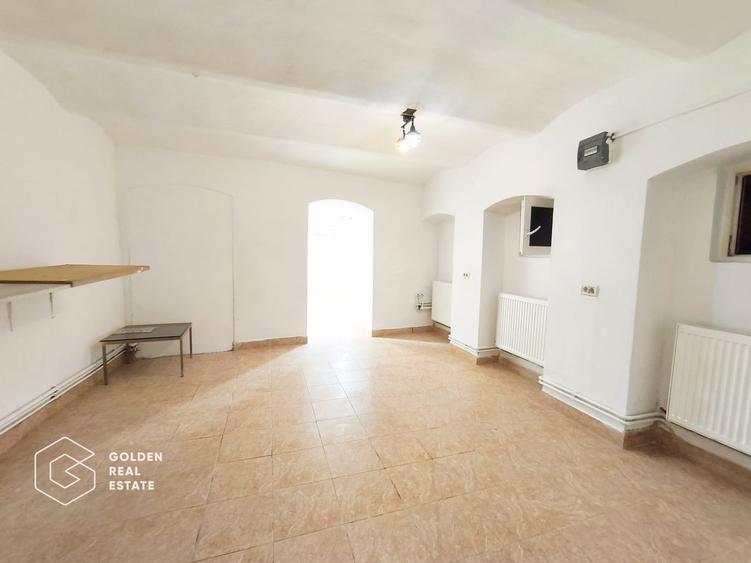 Spatiu langa Piata Catedralei, intrare din strada, str. Vasile Goldis