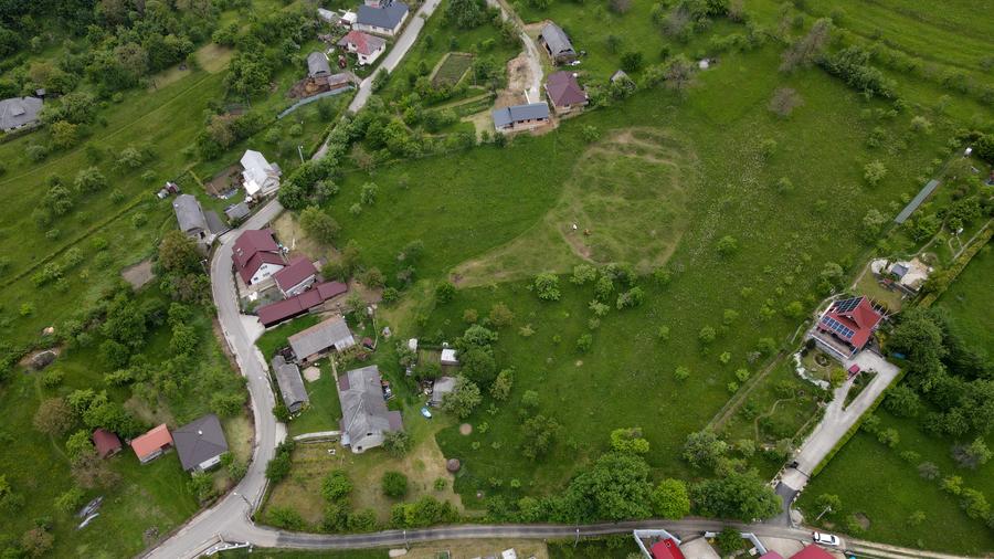 De vânzare – Teren intravilan + extravilan, 8.318 mp  Localitatea Rus, Maramures