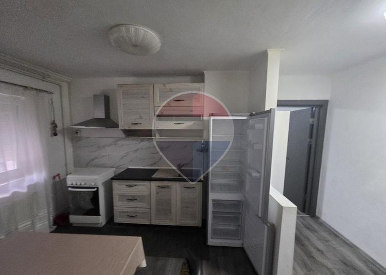 Apartament 2 camere parter inalt centrala gaz zona Dambovita