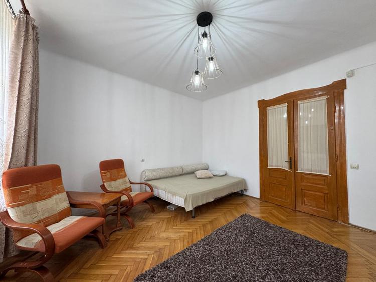 Apartament la casa, cu 3 camere, semidecomandat, zona centrala, str. Sitei