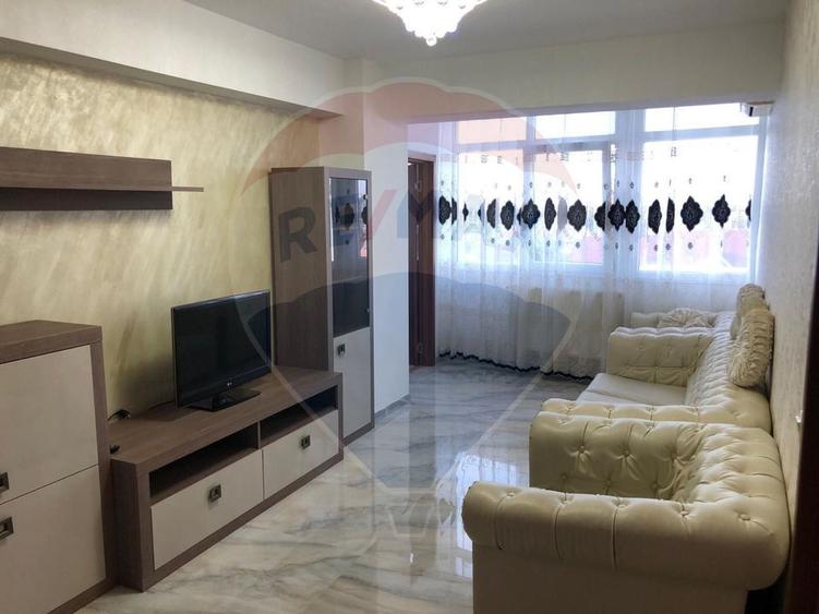 Apartament cu 3 camere de închiriat în zona Nufărul