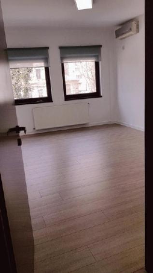 Imobil birouri singur curte, 8 camere.D+P+2, cu locuri de parcare in fața