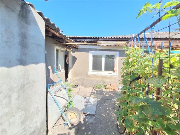 Teren 371 mp curti constructii+casa 5 camere si anexe, zona Izvoare