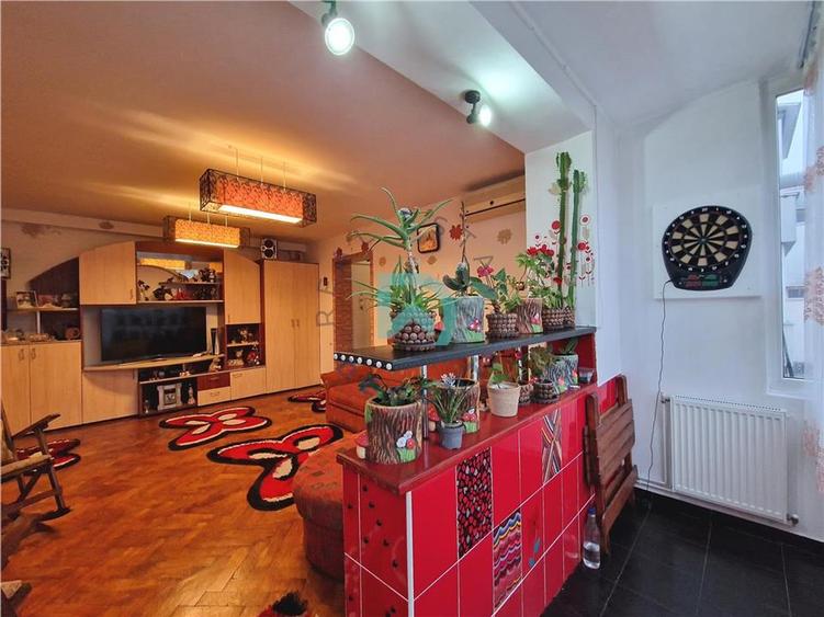 Apartament 3 camere, Tractorul