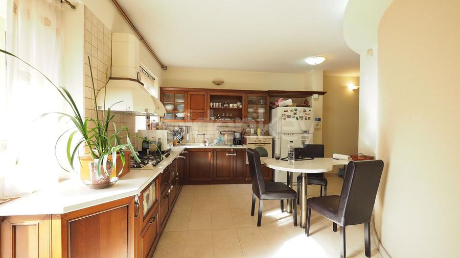 Vila cu 9 camere, 5 bai | D+P+1+M | 416mp teren