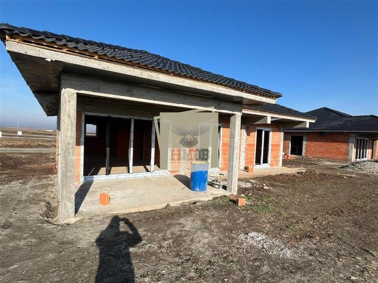 Casa cu 4 camere 2 bai si 500 mp teren in Sura Mica