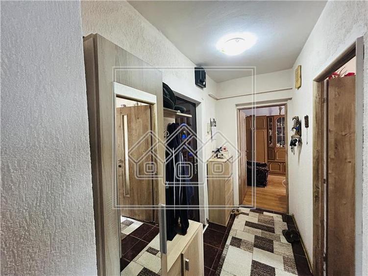 Ap decomandat, cu 2 camere, balcon, etaj 4/8 - M. Viteazu