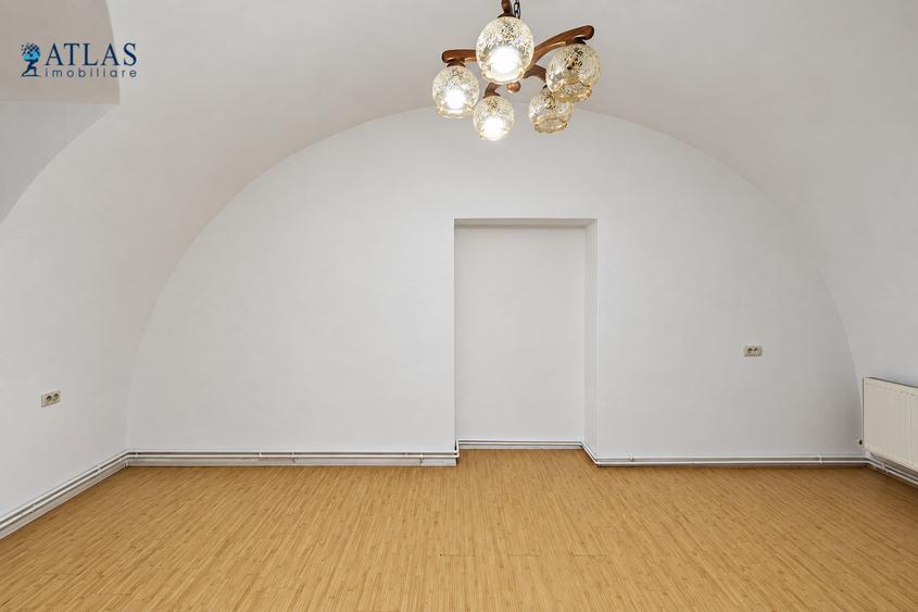 Piata Sfatului, 41 mp., ideal regim hotelier, de renovat la interior, acces usor