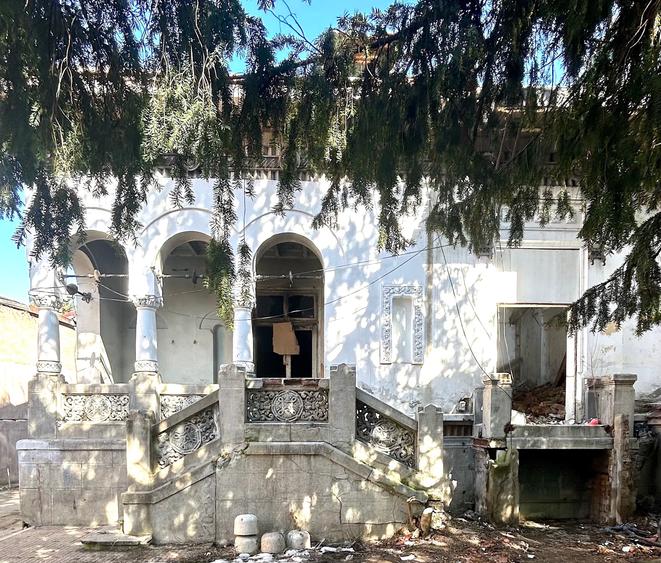 Parcul Cismigiu vila (de renovat), singur curte si cu teren mare