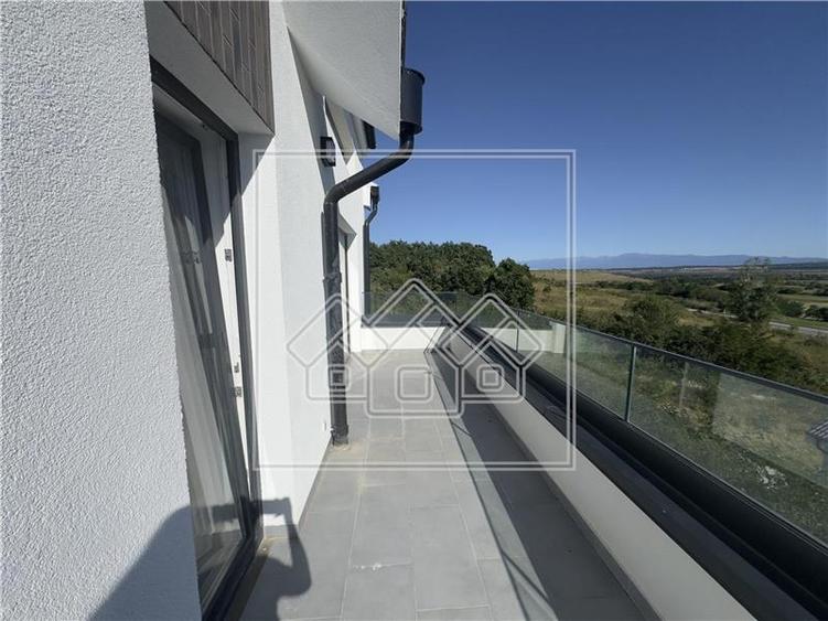 Penthouse la alb, intabulat, 3 camere, balcon, dressing