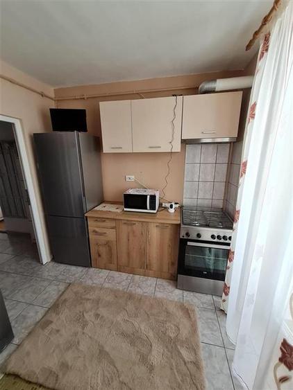 Garsoniera decomandata balcon pivnita zona Autogara Turnisor