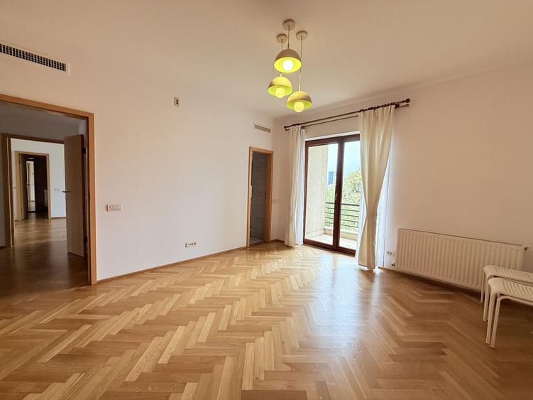 APARTAMENT DEOSEBIT ADIACENT CALEA VICTORIEI