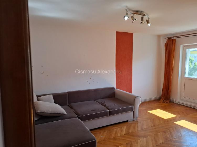 Inchiriez apartament 3 camere , 2 bai zona centrala