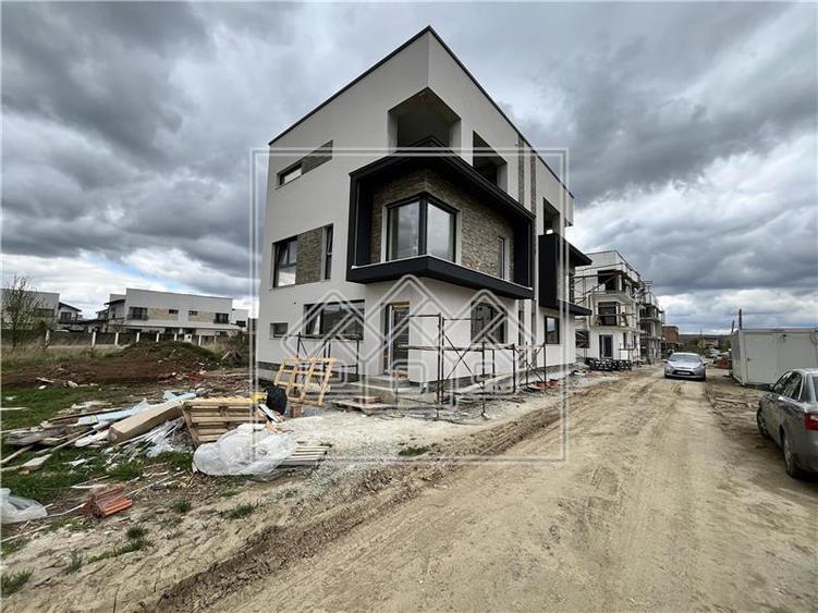 Casa tip duplex in Selimbar, 4 camere, terasa mare, teren 214 mp