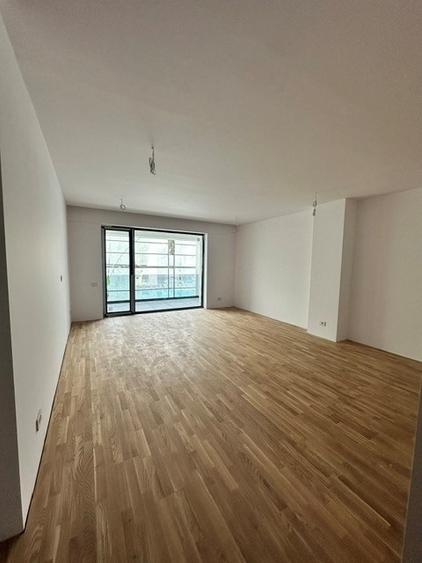 PROPIETAR apartament spatios 2 camere cu vedere deschisa catre piscina si Padure