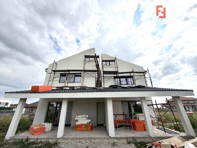 Duplex despartit prin camera tehnica, 5 camere, teren de 308 in Sanandrei