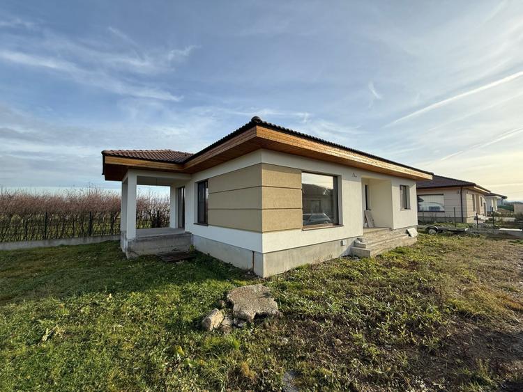 Casă finalizată stil mediteranean , 3 dormitoare, 100 mp utili – Sat Săsar