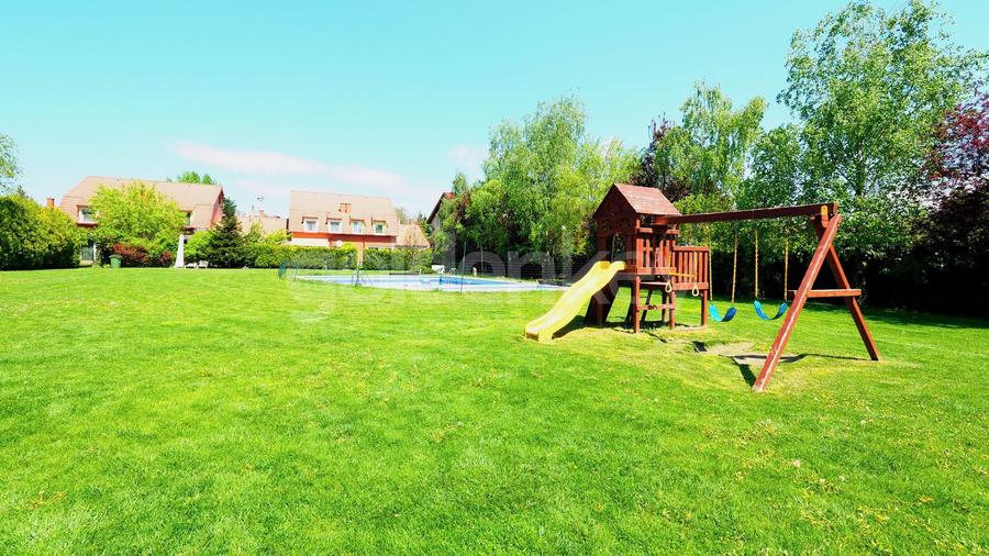 Vila cocheta cu 6 camere, piscina comuna si loc de joaca