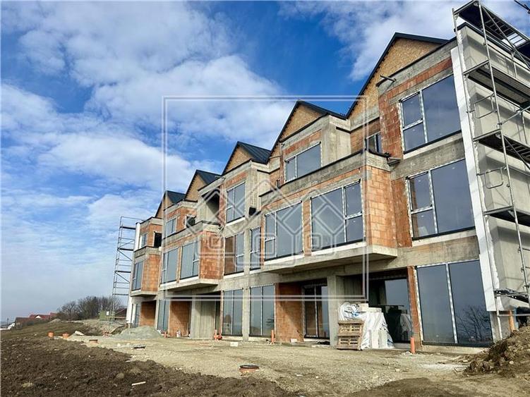 Casa cu 4 camere, 3 bai, teren de 241 mp, 2 locuri de parcare