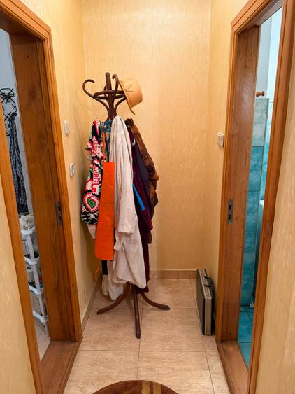 De VÂNZARE: Apartament e cu 3 camere, Decomandat – Etaj 1/3