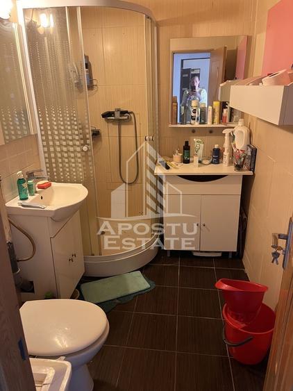 Apartament 2 camere, semidecomandat, etaj intermediar, Dambovita