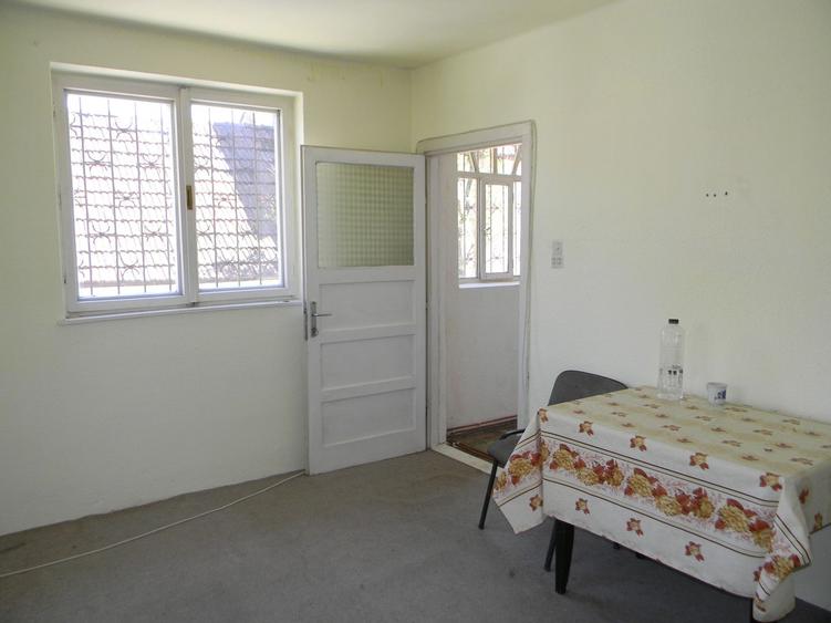 Proprietate cu 2 hale si casa la inchiriat,teren 1350mp