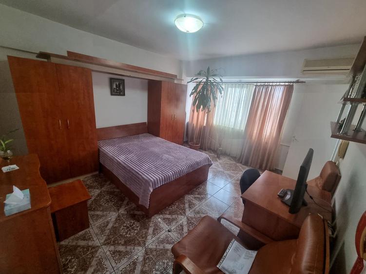 Casa de cultura-garsoniera decomandata in bloc de apartamente