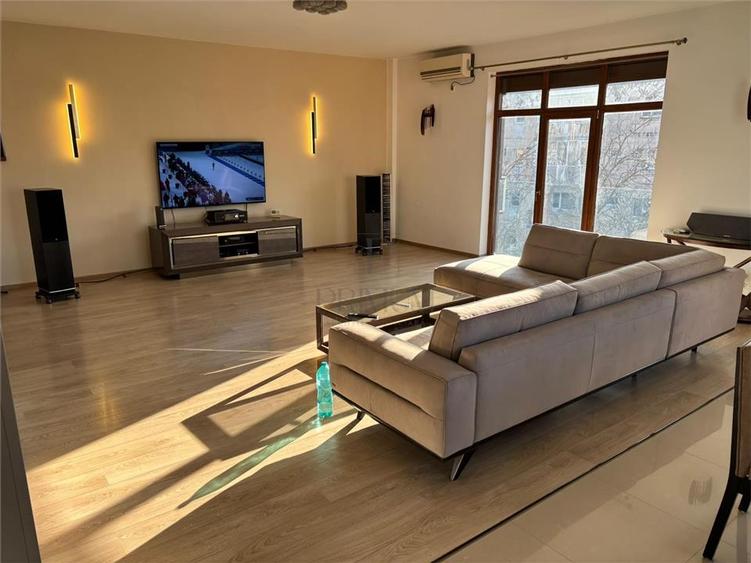Apartament tip Penthouse | 95 mp | Singur pe nivel | Living 56 mp | Complex rezi
