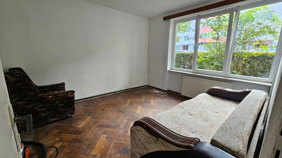 Apartament 3 camere Tractorul ,parter,95000 Euro