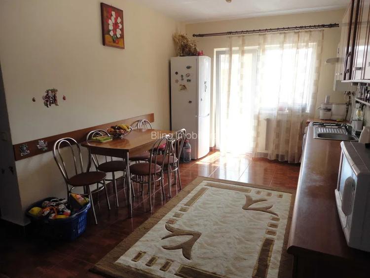 Apartament cu 3 camere, parcare, zona Eroilor - 2
