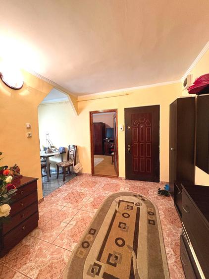 Apartament 3 camere etaj 1 cu garaj langa bloc mobilat utilat 99800eur neg