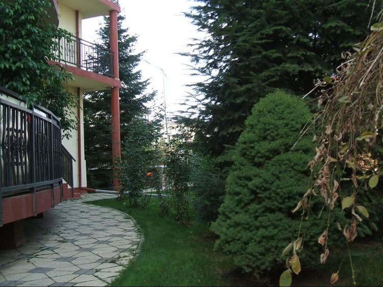 Vând o Vilă "Vip 1" - Ds.+P.+1Et.+M. - 14 cam. mari și 2 terenuri