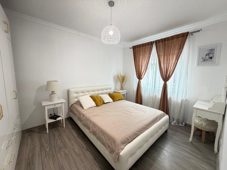 Vând apartament cu trei camere Aradului