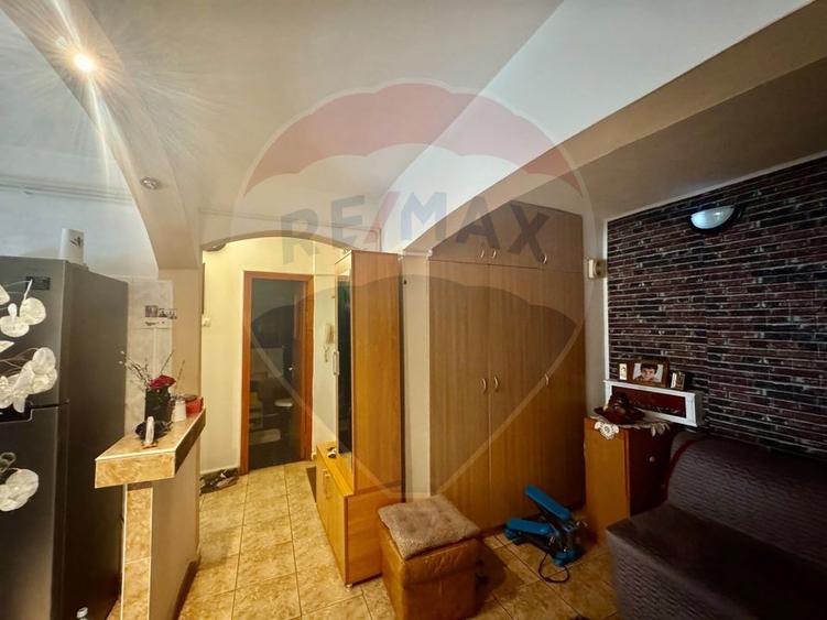 Apartament cu 4 camere de vânzare în zona Craiovita Noua