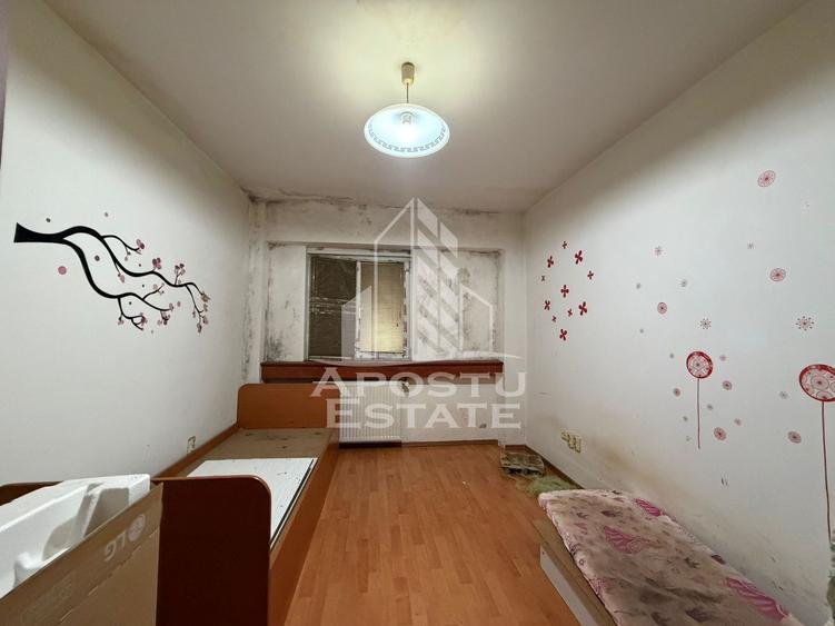 Apartament cu 5 camere, 2 bai, decomandat, centrala zona Girocului